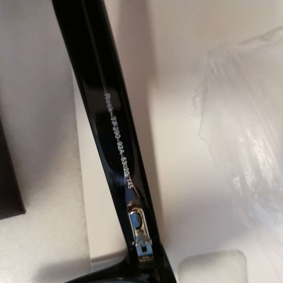 Tom Ford sunglasses with suede case - Picture 6 of 7